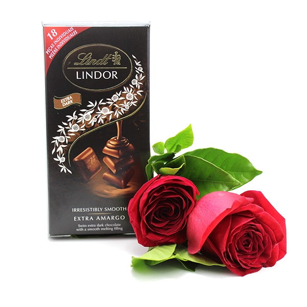 Buque Com Duas Rosas Vermelhas e Chocolate Lindt Extra Dark