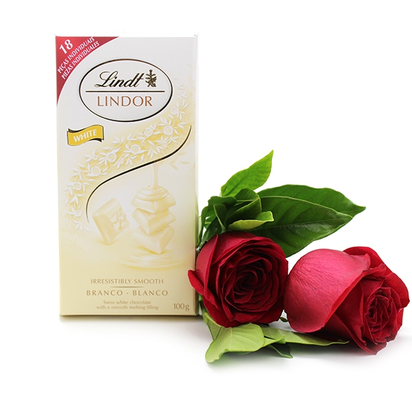 Buque Com Duas Rosas Vermelhas e Chocolate Lindt White