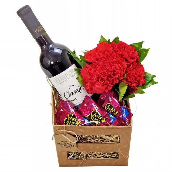 Arranjo de cravos com vinho e chocolate
