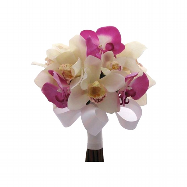 Buquê de noiva com lindas orquidea brancas e lilás