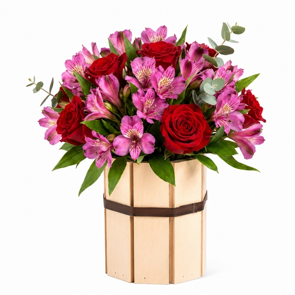 Arranjo de Rosas Vermelhas e Astromélias Rosas no Vaso de Madeira