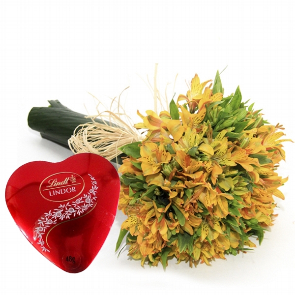 Buque De Alstromerias Amarelas No Celofane Com Coracao Lindt pequeno