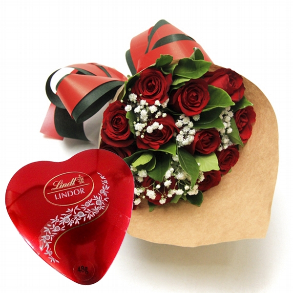Buque De Rosas Vermelhas Nacionais Papel Kraft - 10 Unidades e chocolate